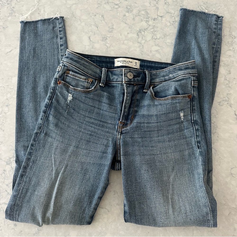 Abercrombie & Fitch The Super Skinny Mid Rise jeans
Size 25 / 0 Regular